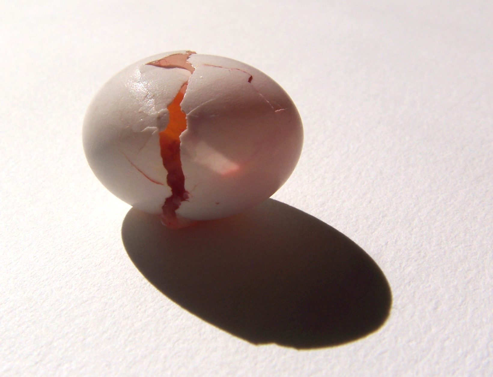 Яйцо трещина. Треснутое яйцо. Яйцо треснуло. Яйцо с трещинкой. Разбитое яйцо трещина.